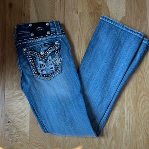Women’s Miss Me Buckle Exclusive Embellished Fleur De Lis Bootcut Jeans  Size 26